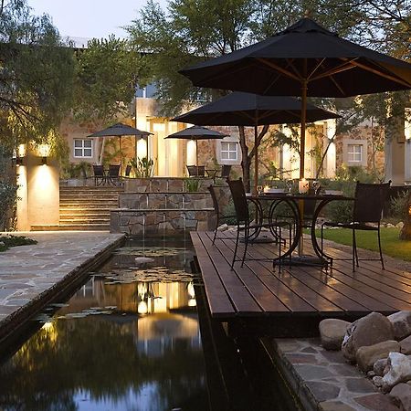 The Village Courtyard Suites & Executive Apartment ウィントフーク エクステリア 写真