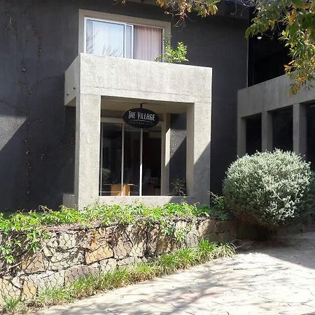 The Village Courtyard Suites & Executive Apartment ウィントフーク エクステリア 写真