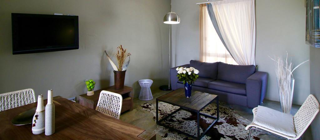 The Village Courtyard Suites & Executive Apartment ウィントフーク エクステリア 写真