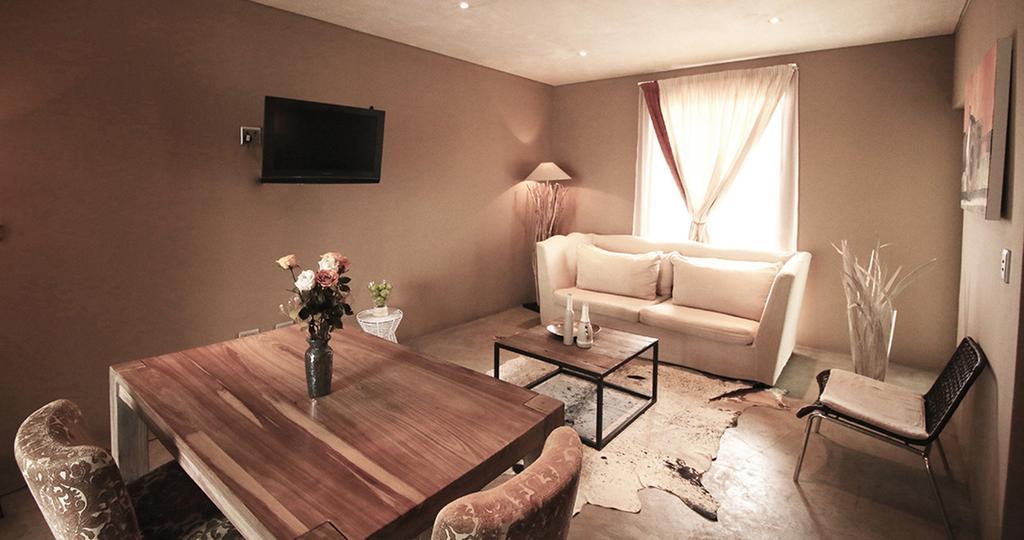 The Village Courtyard Suites & Executive Apartment ウィントフーク エクステリア 写真
