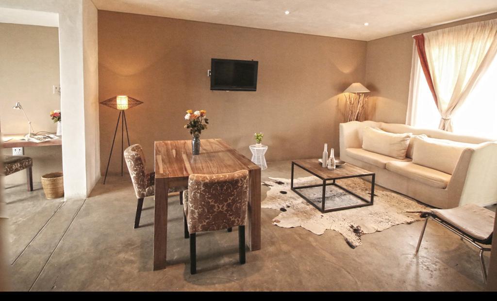 The Village Courtyard Suites & Executive Apartment ウィントフーク エクステリア 写真