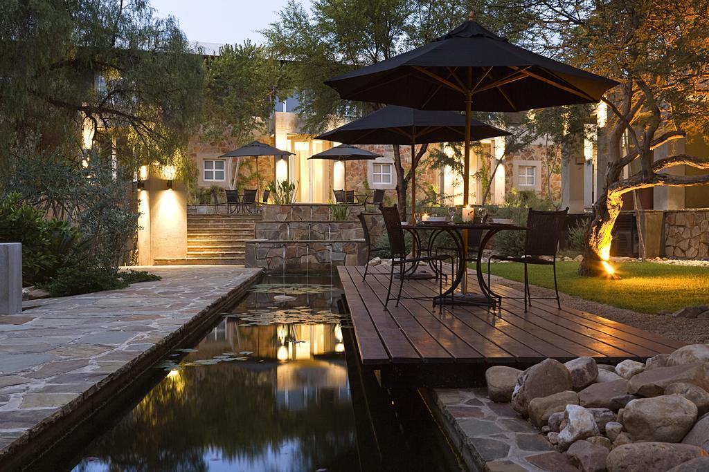 The Village Courtyard Suites & Executive Apartment ウィントフーク エクステリア 写真