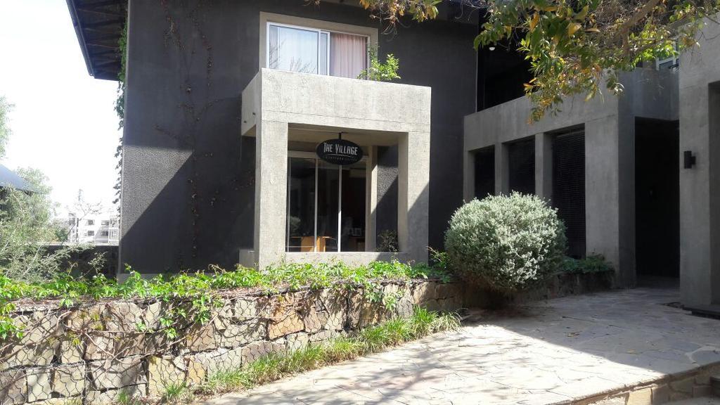 The Village Courtyard Suites & Executive Apartment ウィントフーク エクステリア 写真