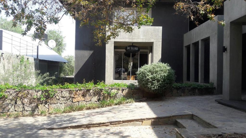 The Village Courtyard Suites & Executive Apartment ウィントフーク エクステリア 写真