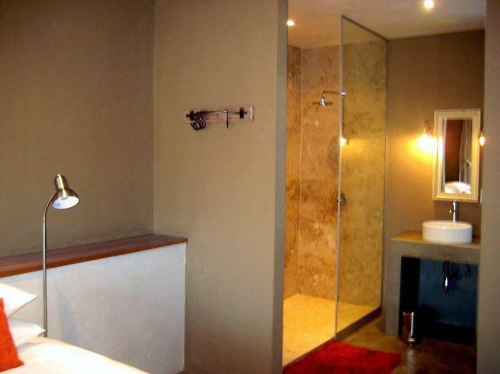The Village Courtyard Suites & Executive Apartment ウィントフーク エクステリア 写真